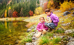 徒步旅行黑湖，杜尔米托尔的两个小女孩