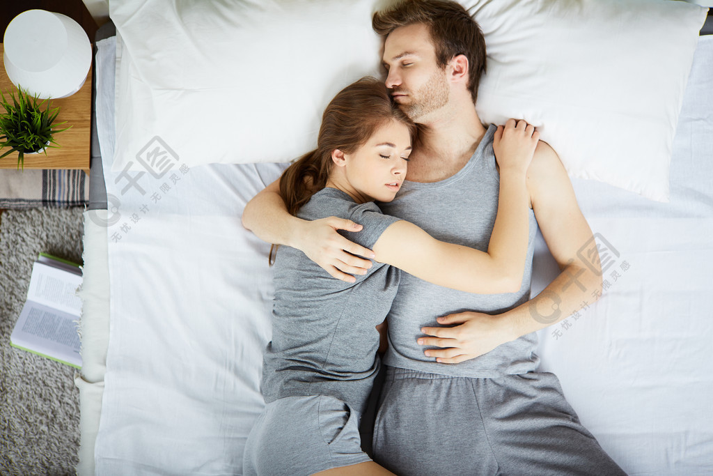 rest风格的夫妇睡在拥抱