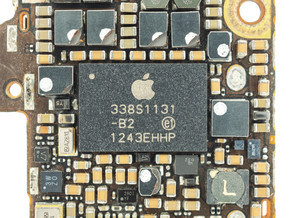 泰国清莱: 2017年5月17日-特写图像的电源管理芯片上旧的和受损的苹果 iphone 5s 逻辑板。选择性 focu