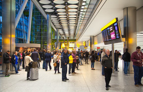 伦敦，英国-2015 年 3 月 28 日: 5 里面希思罗机场航站楼。国际移民。人们等候接载旅客