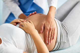产科<i>医</i><i>生</i>接触的孕妇肚子
