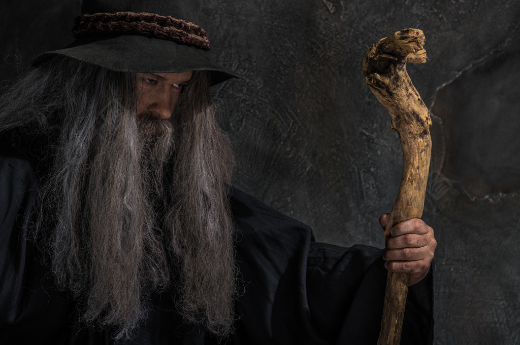 老巫师用一根木棍人物形象免费下载