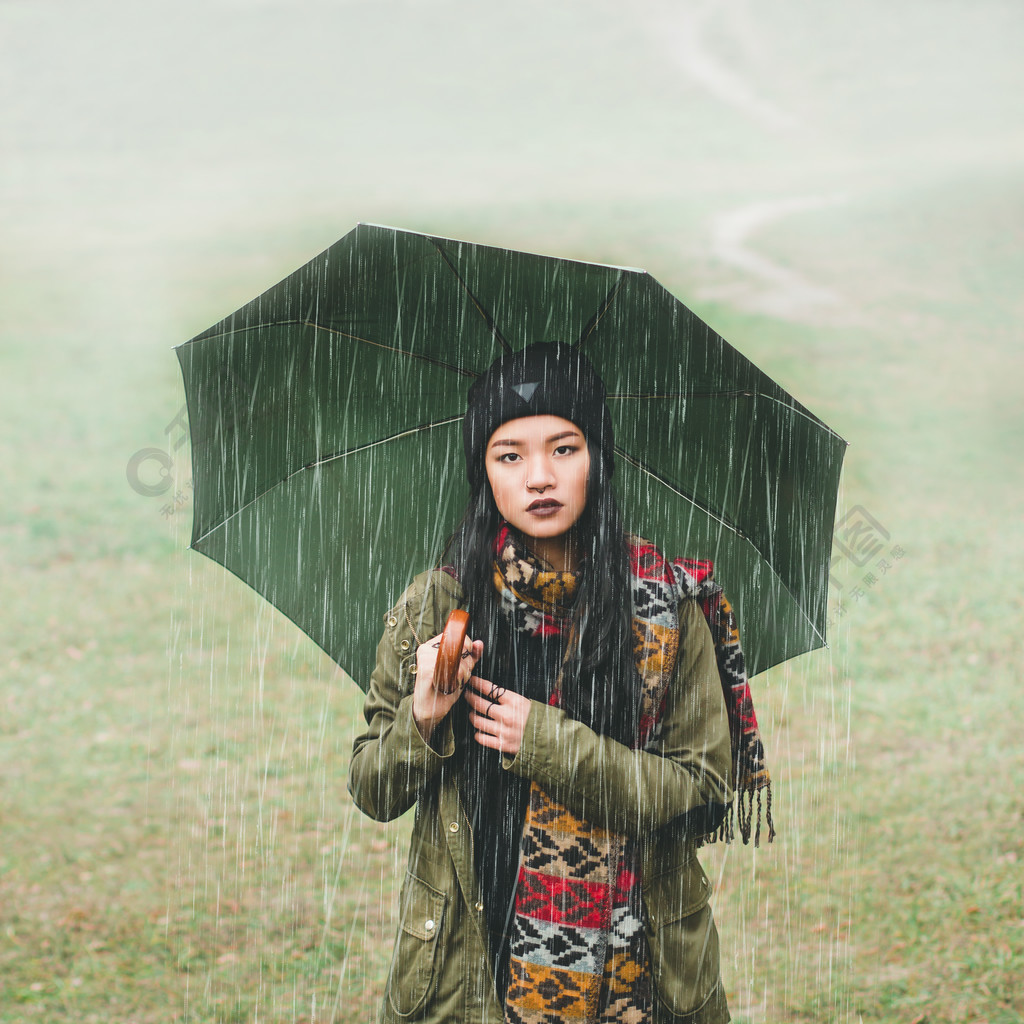 戏剧的女孩拿着雨伞的亚洲外观.雨淋.