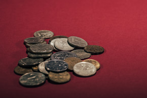 俄罗斯卢布硬币在红色背景特写视图