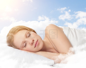 美丽的年轻女子，睡在天空中的云彩