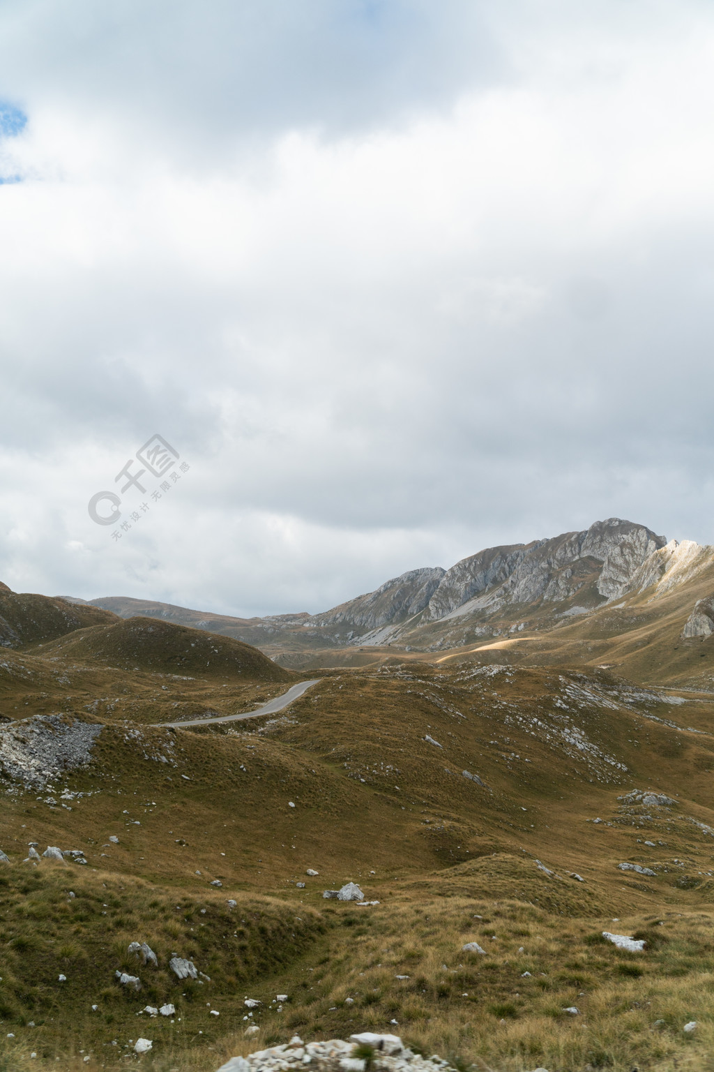 山景盡收眼底山路在山間蜿蜒曲折.背景