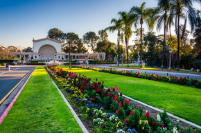 花园和 San Diego 巴尔博亚公园里的斯普瑞柯器官凉亭