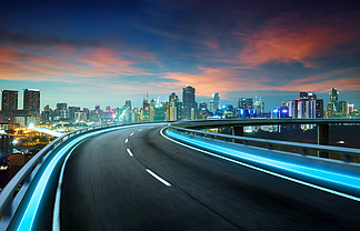 霓虹灯光公路在城市景观