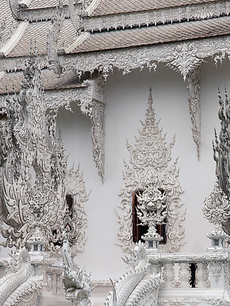 装饰着雕塑火焰的美丽的泰国寺庙