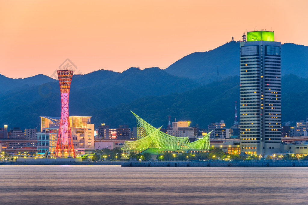 神戶日本的地平線在港口和塔