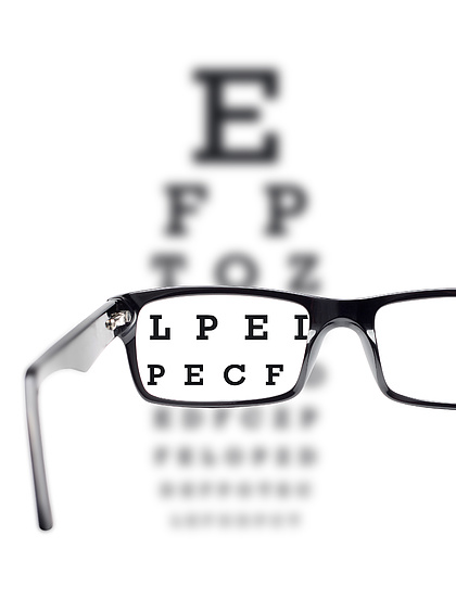 【通过眼镜看到视力表视力测试】图片免费下载
