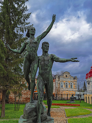 苏联时代的旧公园雕塑正在准备恢复在塔吉尔, 斯维尔德洛夫斯克州地区历史博物馆的后院