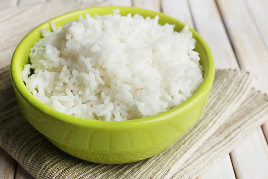 煮熟的米饭在碗上木制的 i