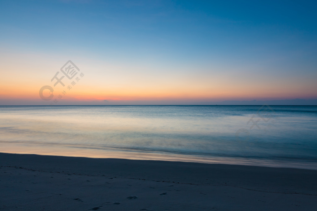 在黃昏時分的簡約海景