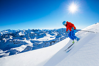 美丽的冬天雪山堡瑞士名山风景和滑雪。马特宏峰和凹痕 d'Herens。在前台大沙漠冰<i>川</i>.