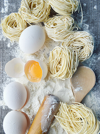 静物与原料自制面食和意大利面食的配料。过程的蒸煮 pasta.<i>the</i> 过程的自制包饺子，美味的午餐