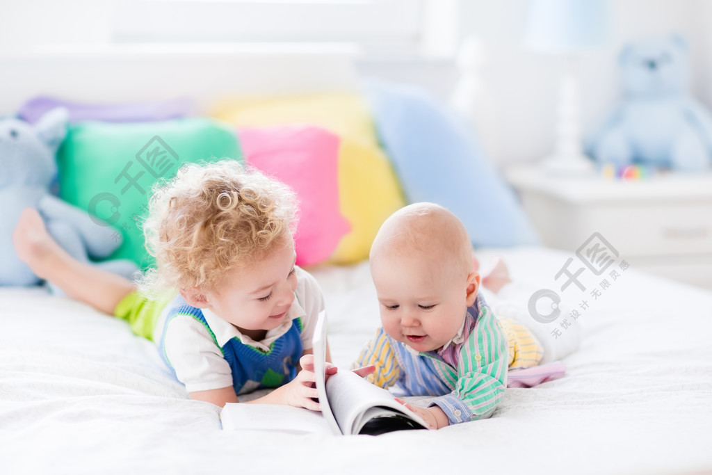 Little Brothers Reading A Book In Bed人物形象免费下载_jpg格式_4500像素_编号40078532-千图网