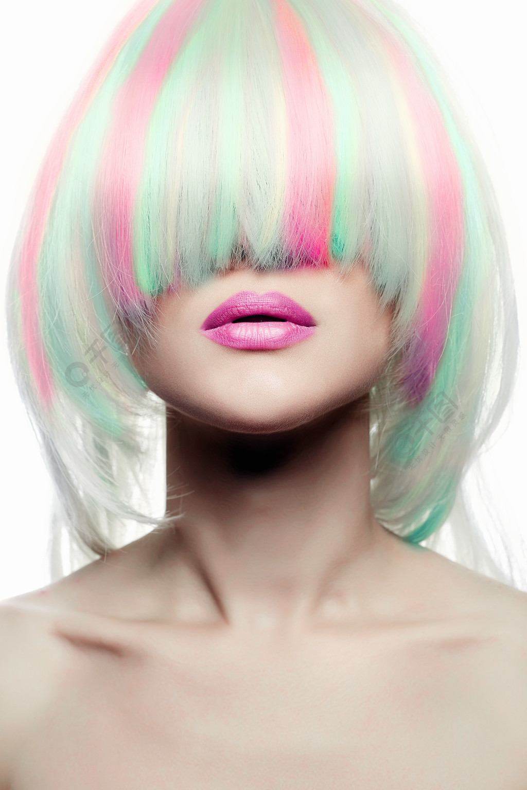 彩虹发型的年轻女子五颜六色的头发女孩美丽的时装模特与彩色染发