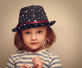 <i>不</i><i>知</i>道孩子们女孩在时髦的帽子看起来。特写镜头老式画像