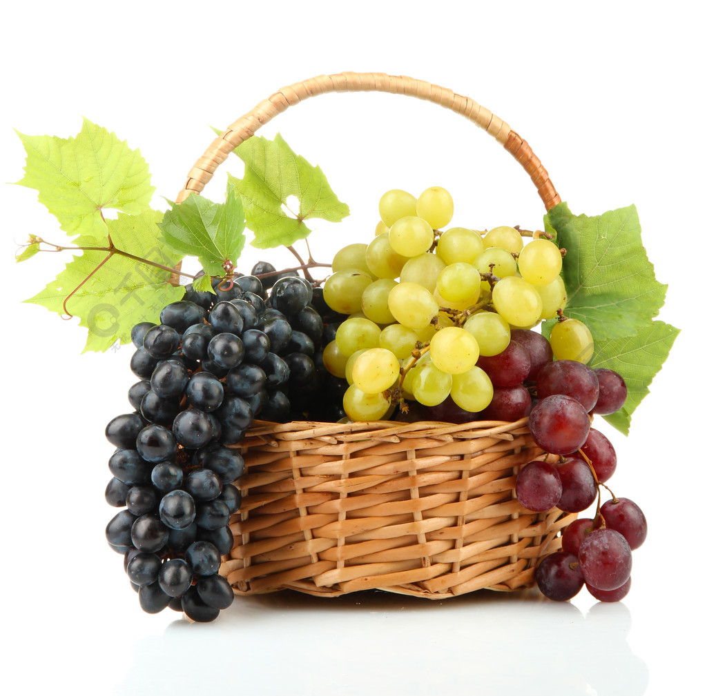 成熟的甜葡萄在篮子里上惠特孤立的分类