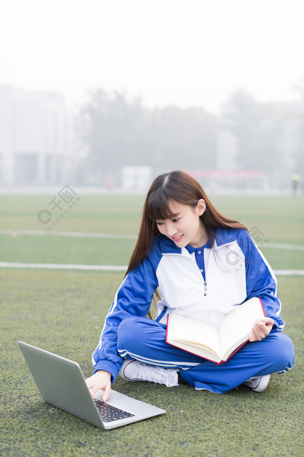 可爱的中国女高中生在校园操场上学习