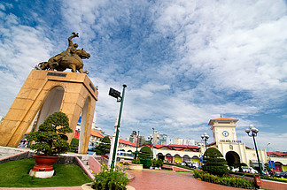 陈德良阮汉雕像位于果奇氏庄交通圈，在滨城<i>市</i>场之前，古代雕像在城<i>市</i><i>中</i>心，越南存在 1975