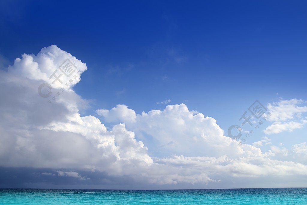 蓝蓝的天空地平线的 aqua 加勒比海云彩