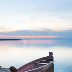 夕阳与夏天湖岸附近的小船