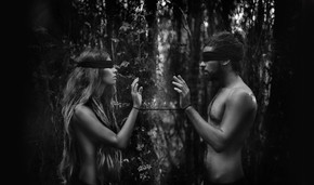 atrractive 的年轻男人和女人闭着眼睛。迷失在森林里