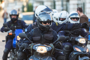 防暴警察骑着摩托车