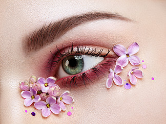 眼妆妇女与淡紫色花