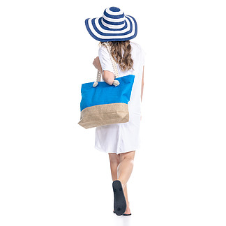 戴着太阳帽，戴着太阳镜，头戴<i>沙</i>袋的女人夏天笑着快乐地走着
