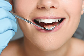 牙科镜检查的牙医的<i>部</i>分看法女人牙
