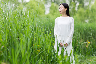 7微笑对照相机的成熟人在都市背景中与白头发和胡子,穿着休闲服的高级