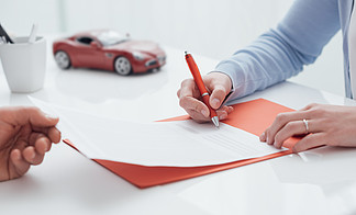 女人签名汽车保险策<i>略</i>