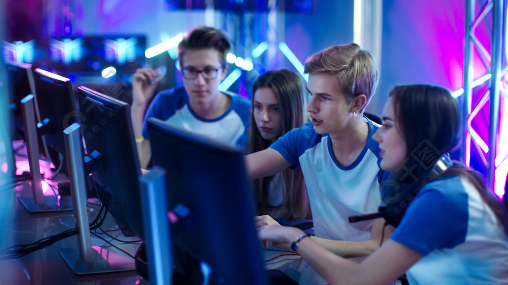 团队的专业的男孩和女孩玩家积极思考 / 讨论游戏战略 / 战术，他们在网吧或网络游戏比赛.
