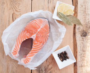 生鲑鱼排红色鱼和香料木制的桌子上