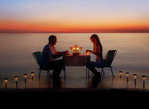 对夫妇分享一顿浪漫的晚餐