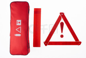红色警告三角形和手提包在白色上的顶部视图