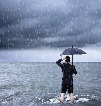 打乱商人拿着一把<i>伞</i>，大暴雨背景
