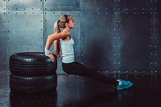 运动员女子做俯卧撑上板凳训练肱<i>三</i><i>头</i>肌锻炼概念健身，体育.