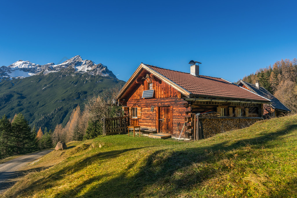 在農村的秋天風景阿爾卑斯山老木屋小屋半年前發佈