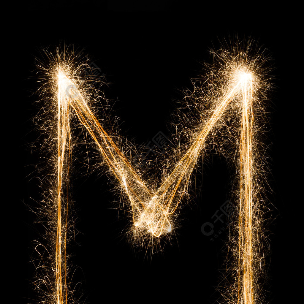 在黑色背景上的烟火字母表中的字母的英语字母m