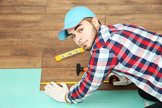 室内安装层<i>压</i>板地板的木匠工人