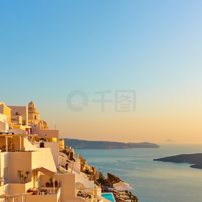 希腊圣托里尼岛悬崖上的Thira镇和日落时的大海- -希腊风景- -城市景观