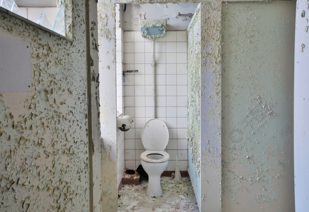 一个废弃的工厂里的老旧厕所