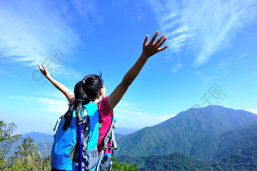 女子登山者尋找到曠野人物形象免費下載_jpg格式_4256像素_編號