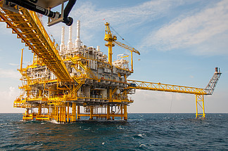 石油和天然气在<i>海</i><i>湾</i>或大<i>海</i>，<i>海</i>上石油平台和钻机施工平台