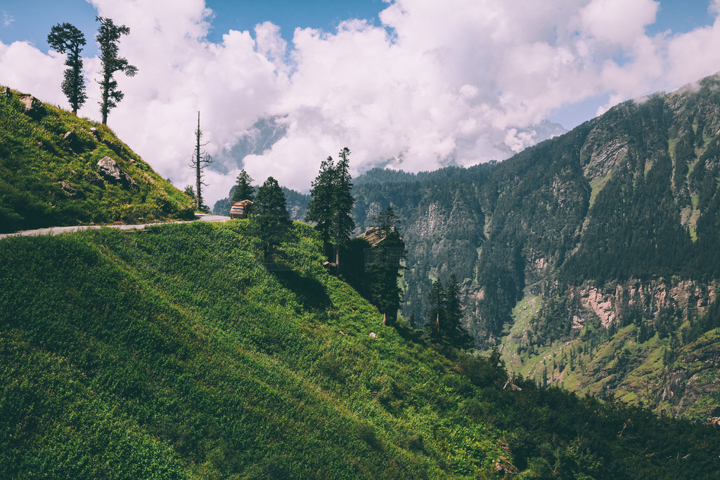 美丽的树木和道路与汽车在风景秀丽的山印度喜马拉雅唐通行证