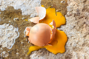 脏的地面上破的蛋